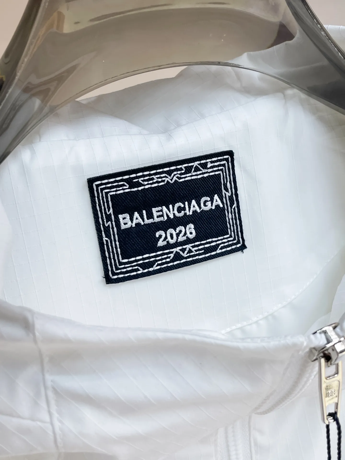 Balenciaga official website Same Style, complete with three labels, on sale in advance. 2026 Autumn and Winter New Arrival men's jacket, Original with complete three labels, Premium version. Custom-made fabrics at the counter. Breathable, high comfort, impeccable details, brand element design concept, reflecting high quality. It feels delicate and soft, presents a casual cut, and has a great upper body shape. Sizes: M～3XL